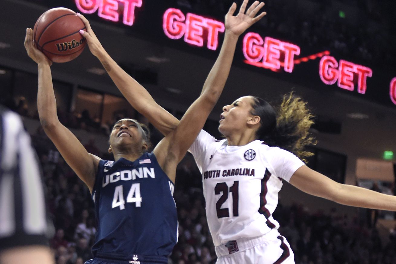 South Carolina Gamecocks beat Connecticut Huskies 70-52